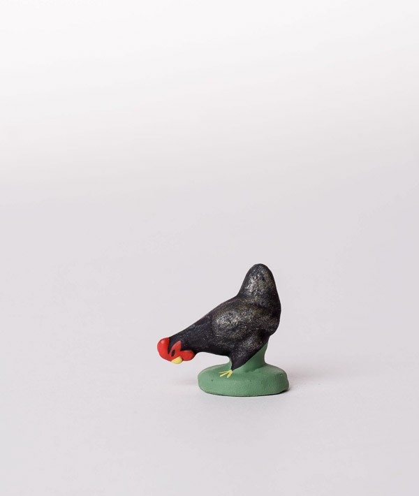 Santon la poule noire picore