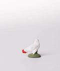 Santon la poule blanche picore