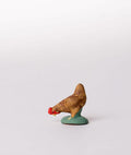 Santon la poule rousse picore