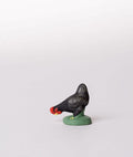 Santon la poule noire picore